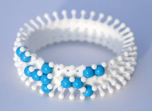 Bizer's 3D prinyed bracelet accessorized with pearls.